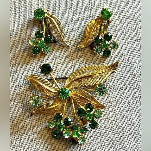 Austria Jewelry - Brooch and earrings Signed AUSTRIA Gold Tone green Flowers Vintage pin